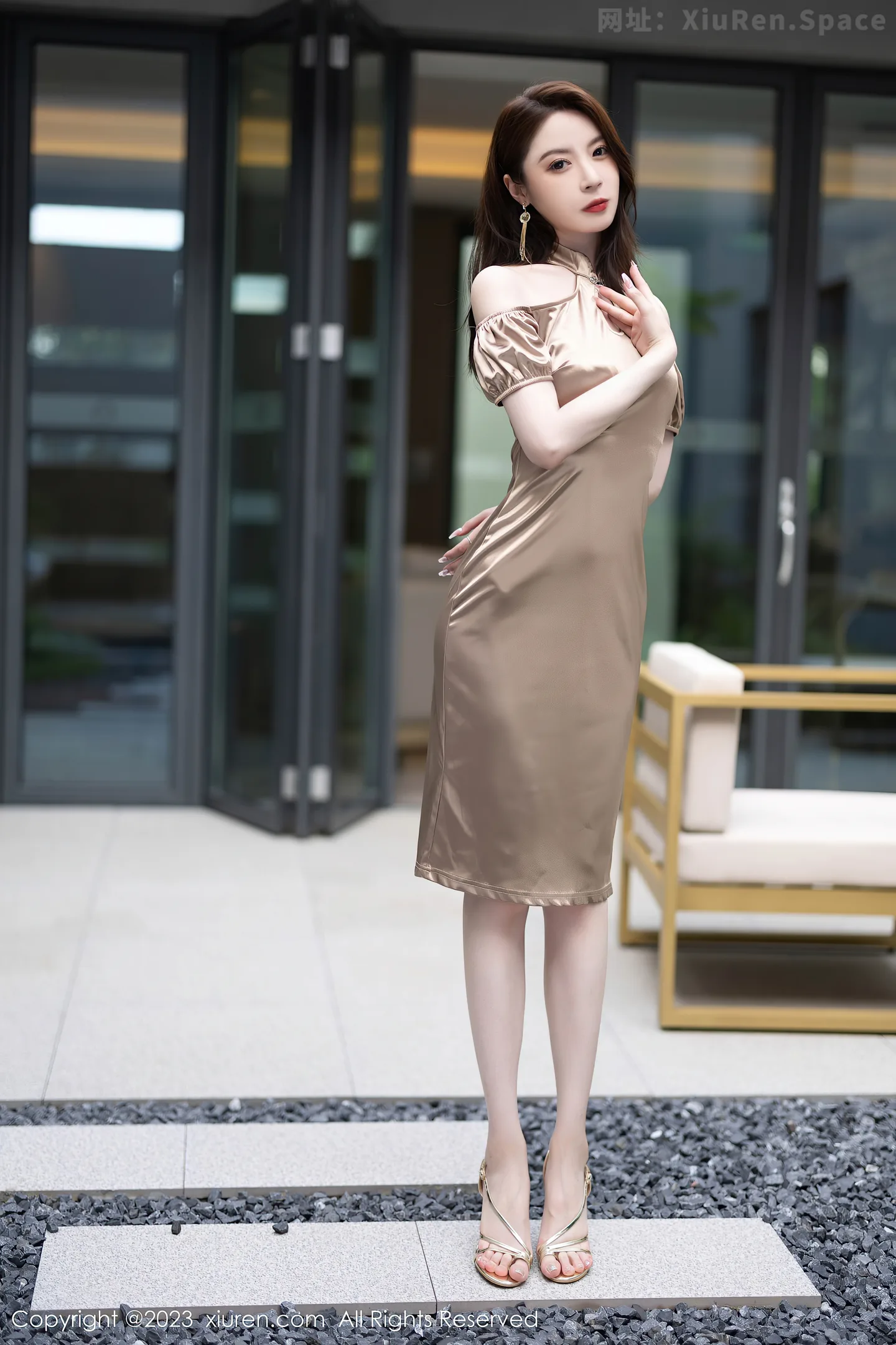 图片[4]-[XiuRen秀人网] VOL.6997 模特梦心玥驼色连衣裙露性感黑色蕾丝内衣配黑丝吊袜诱惑写真80P-秀人网官方网站